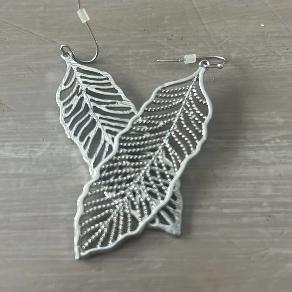 Feather Dangle Silver Toned earings - Picture 3 of 4